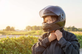 ヘルメットをかぶる女性