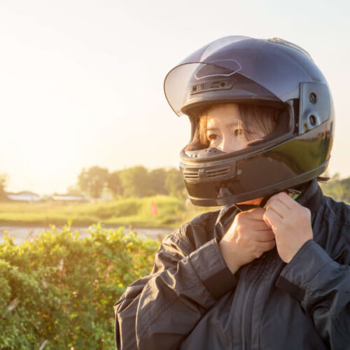 ヘルメットをかぶる女性