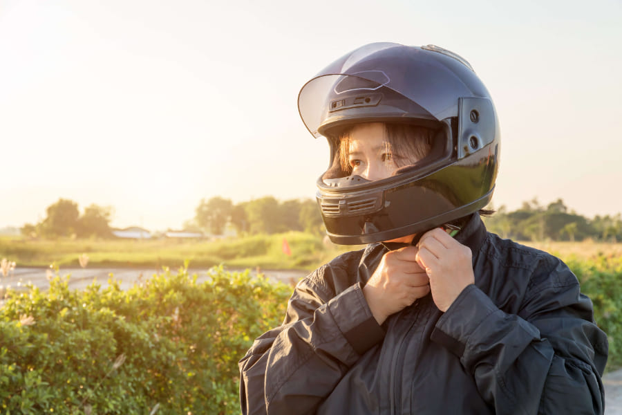 ヘルメットをかぶる女性